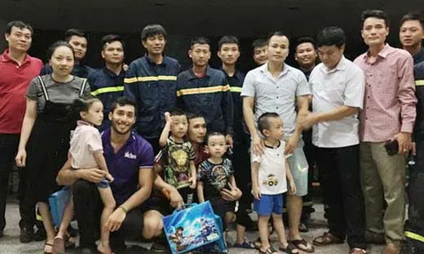 Giải cứu nhiều trẻ nhỏ và người lớn mắc kẹt trong thang máy thư viện ở Thanh hoá